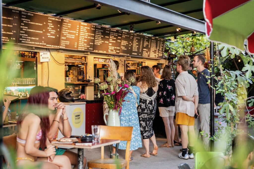 bar mit gästen am tisch und in der schlange